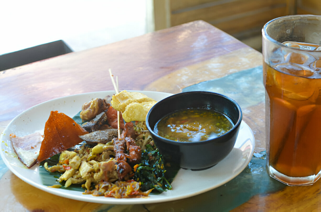 Balinese meal with iced drink, highlighting food safety tips to avoid Bali Belly.