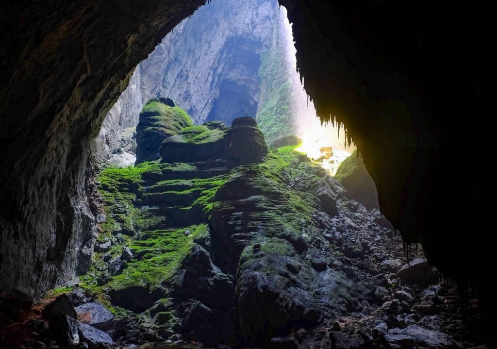 Do line in Son Doong Cave