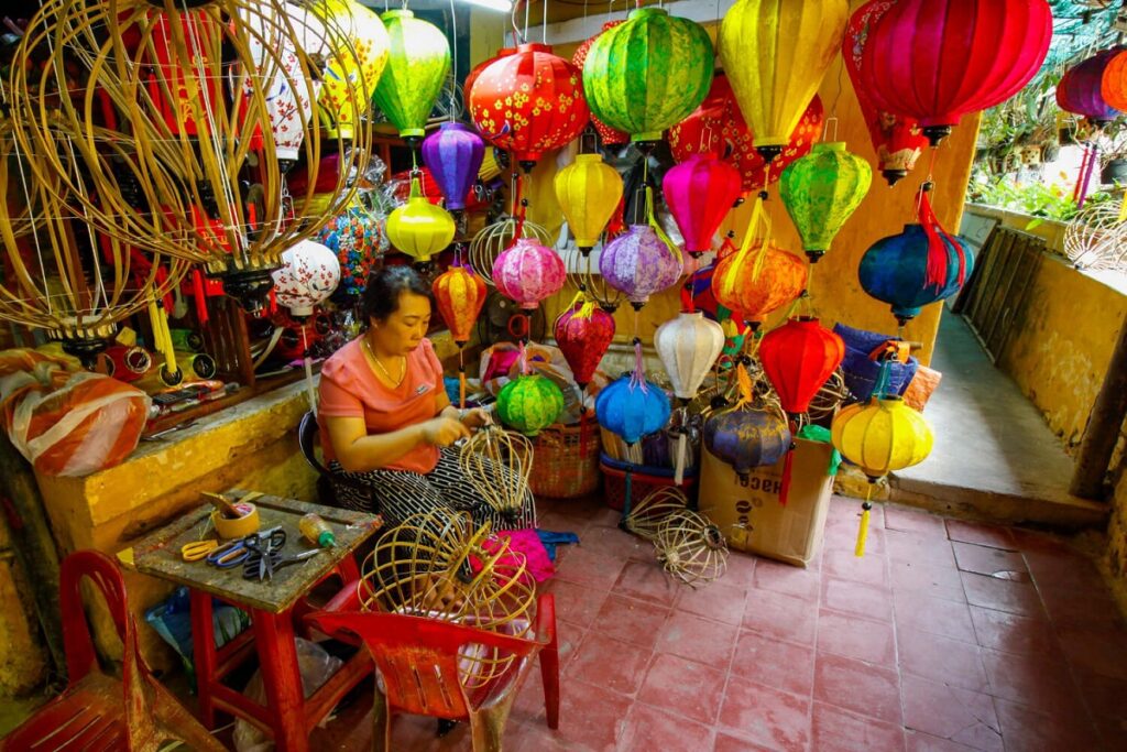 making of Hoi An lantern